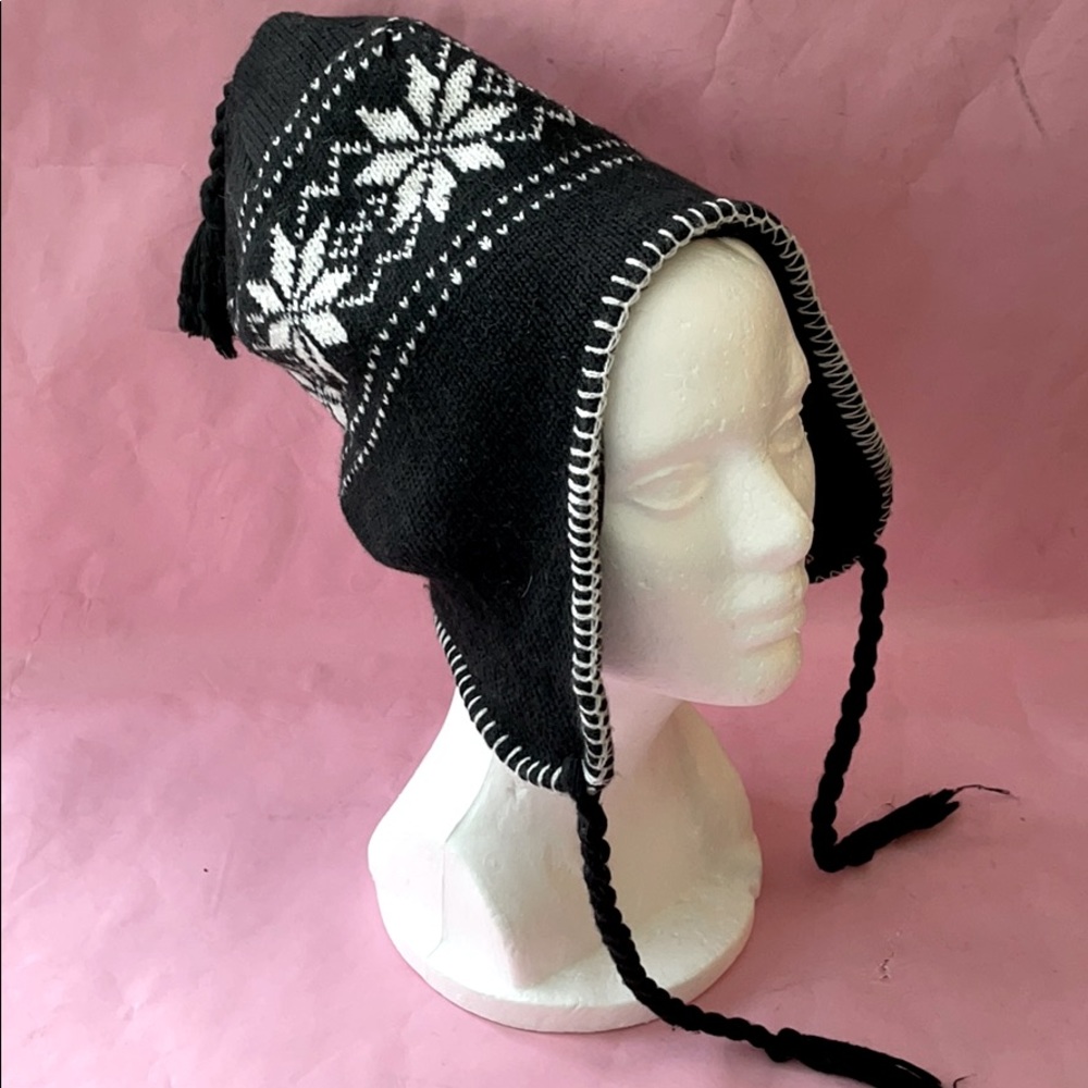 Vintage black/white knitted hat with lining